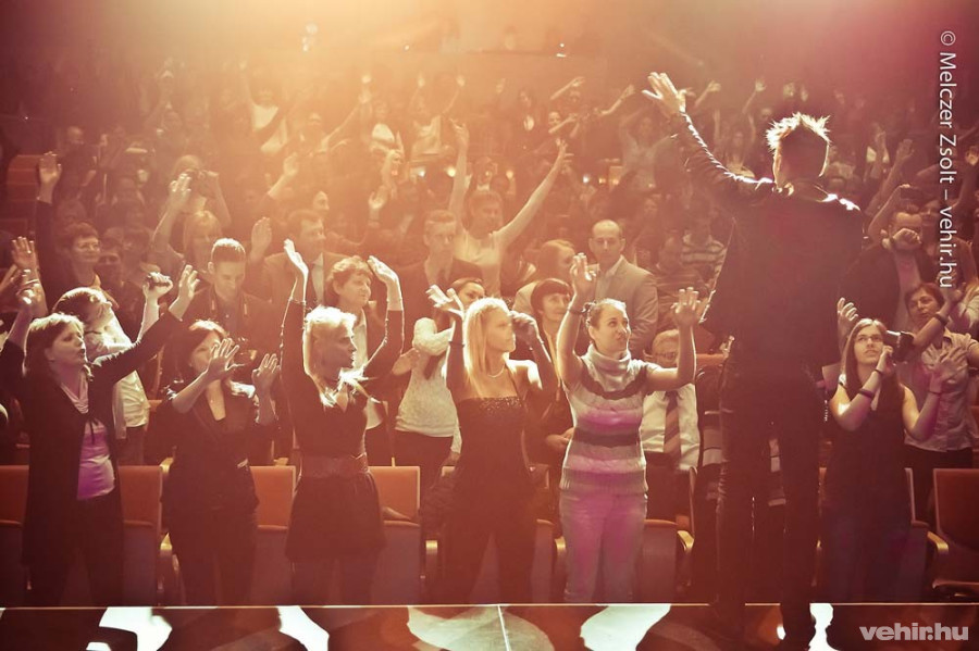 Vastag Csaba énekelteti a közönséget