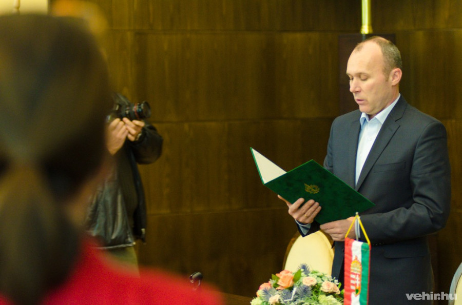 Az eskü szövegét a polgármester olvasta elő