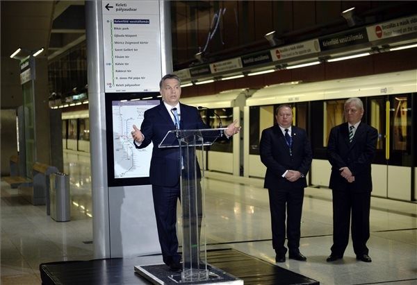 A mikrofonnál: Orbán Viktor (MTI Fotó: Beliczay László)