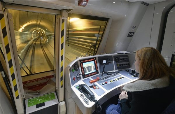 A szerelvény automata, a vezetőfülkében csak ellenőr ül majd (mti)