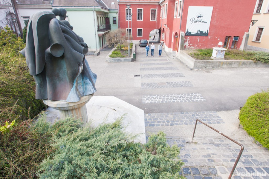 Egységes burkolatot kaphat a Fortuna-udvar