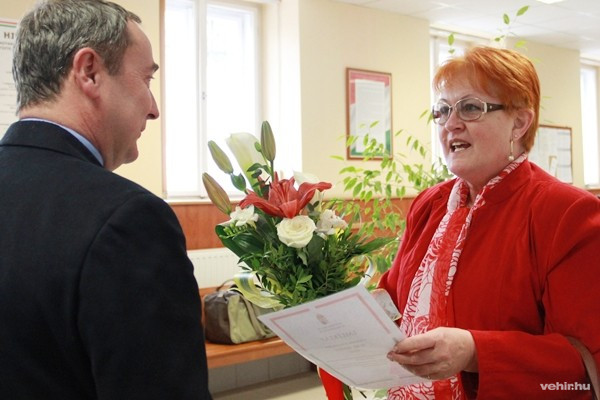 Dr. Kovács Zoltán kormánymegbízott nyújtja át az ajándékot a 30 ezredik ügyfélnek 