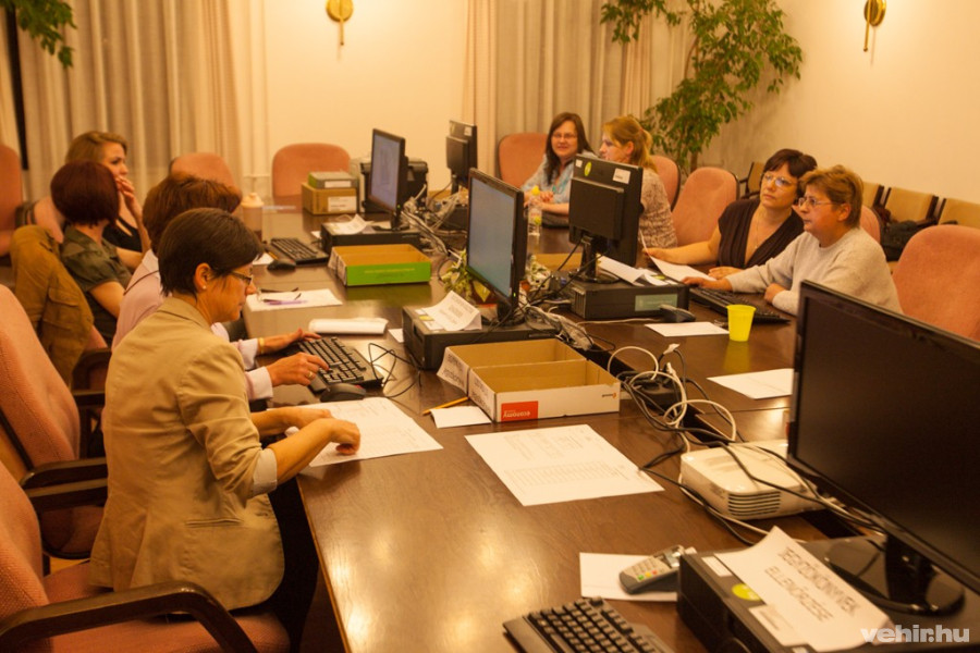 Veszprémben a polgármesteri hivatal 206-os termében történik az adatok rögzítése az informatikai rendszerbe.