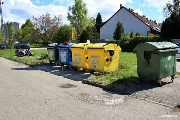 A kihelyezett konténerek közötti zöld területre hordták ki ismeretlenek a hulladékot