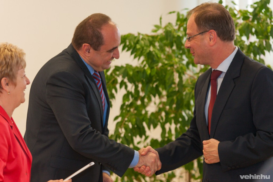 Dr. Navracsics Tibor (j) nyújtja át elszámolását