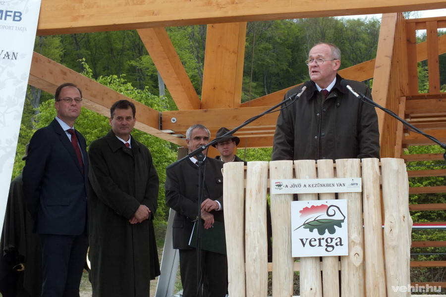 A mikrofonnál: dr. Jung László