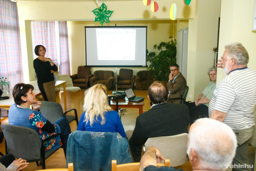 Brányi Mária hallgatja egy lakó kérdését
