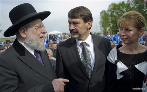 Jiszrael Meir Lau tel-avivi főrabbi holokauszt-túlélő (b), Áder János és felesége, Herczegh Anita (MTI-fotó: Kallos Bea)