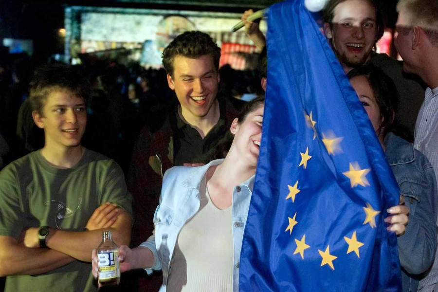 A csatlakozást ünneplő fiatalok a Népszabadság fotóján