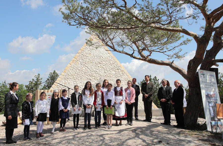 a kőpiramis átadási ünnepségén iszkaszentgyörgyi általános iskola énekkara lépett fel