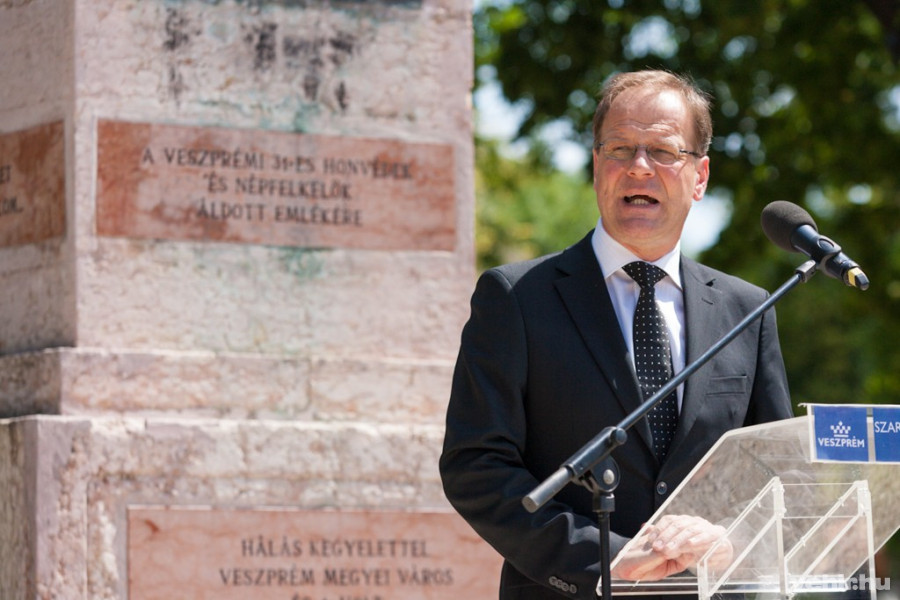 dr. Navracsics Tibor