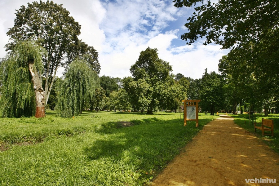 Megújult kastélypark