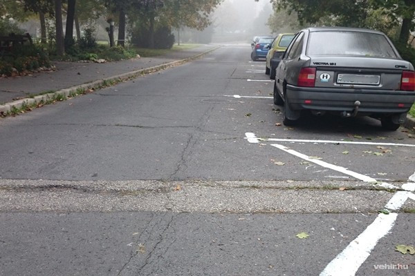 Engedély nélkül festett útburkolati jelek a Stromfeld utcában