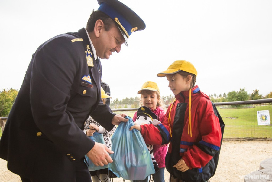 Hatalmas csomag ajándékot kaptak a legszebb rajzokat készítő diákok