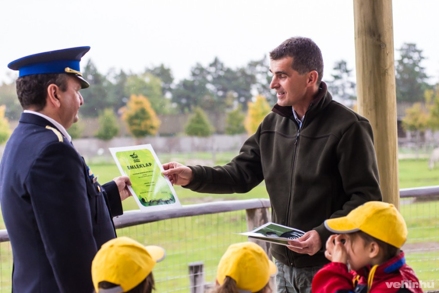 Török László, az állatkert igazgatója emléklapot ad át a kapitányság vezetőjének az örökbefogadás alkalmából