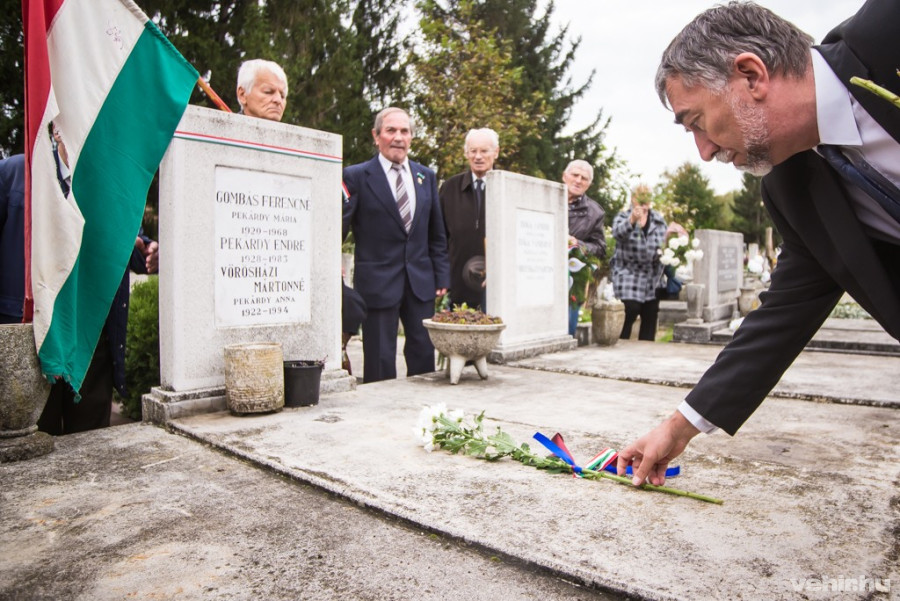 Halmay György helyezi el az emlékezés virágait