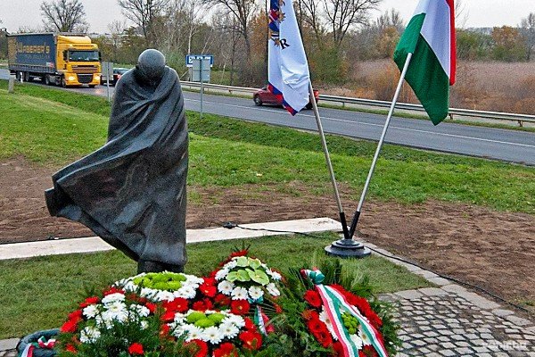 Radnót felújított szobra Abdánál (mti)