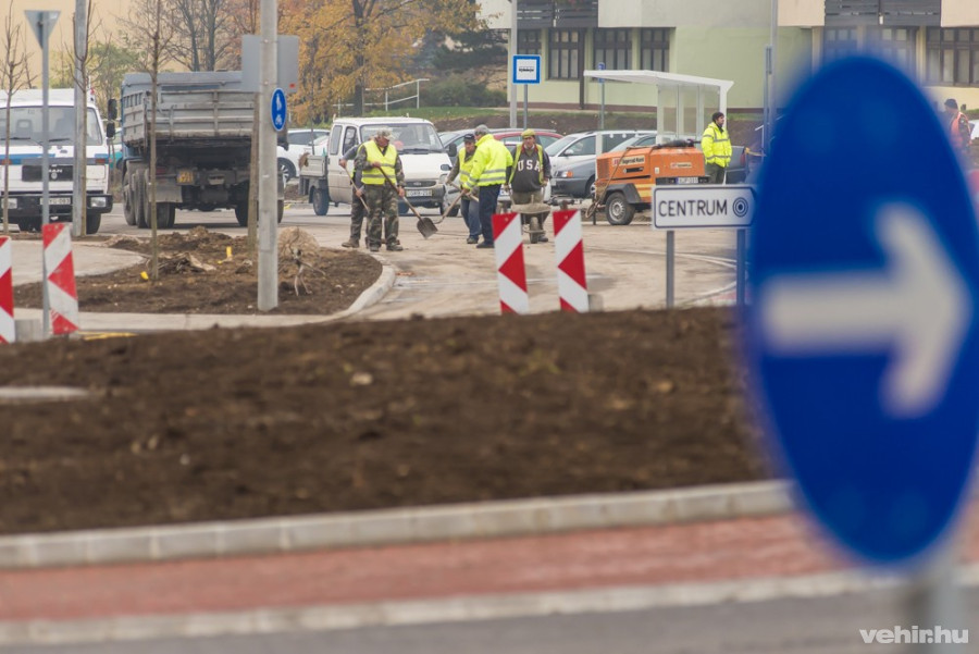 Az utolsó simításokat végzik az összekötő szakaszon