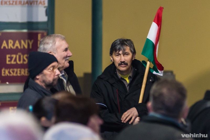 A demonstráción részt vett Katanics Sándor, a Demokraták Veszprémért korábbi polgármester jelöltje.