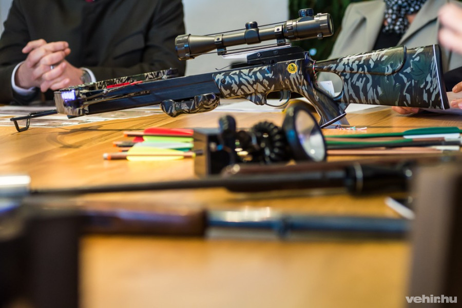 Az akciók során lefoglalt fegyverek és trófeák