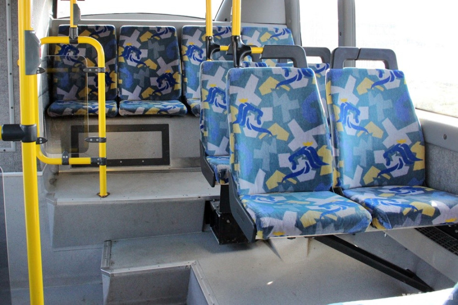 Lépcső vezet a hátsó ülésekhez