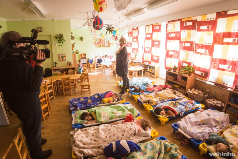 A kibővített csoportot mutatja az intézmény vezetője