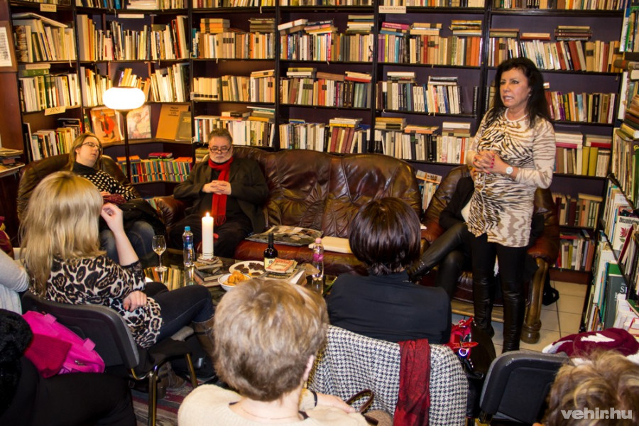 Kardos Klára a rövid meditáció közben