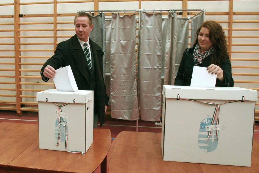 Rig Lajos és felesége szavaz