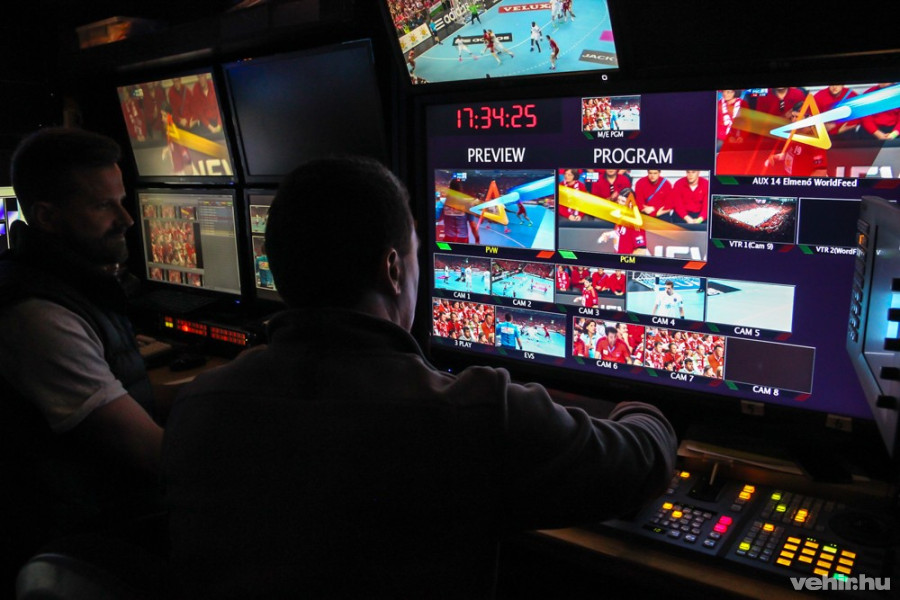 Pörög a munka a közvetítő kocsiban