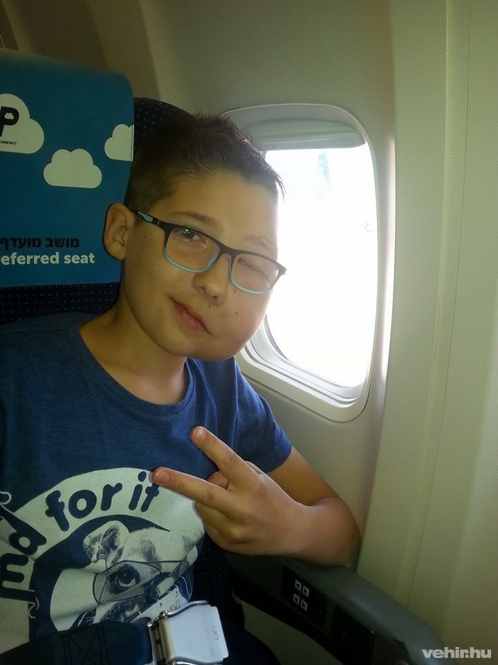 Bálint a repülőn