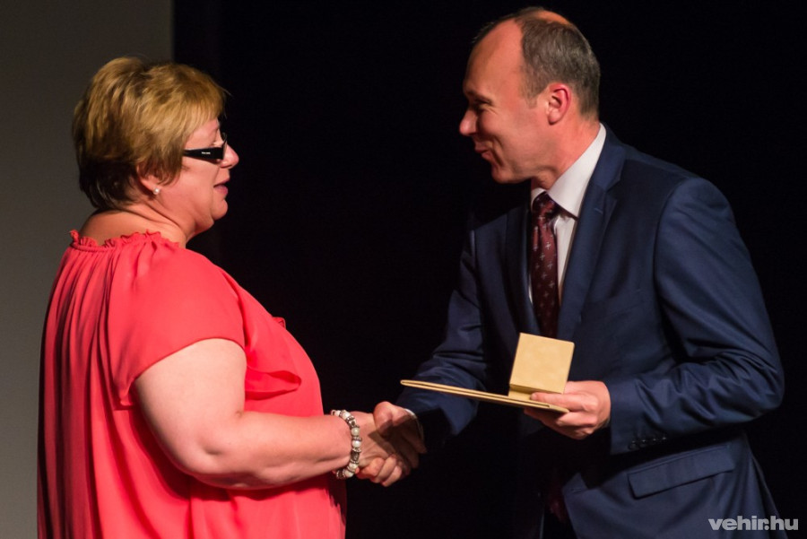 Kovácsné Balázs Tünde veszi át a díjat
