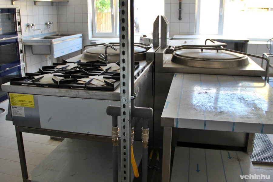 Főzőkonyhát is kialakítottak