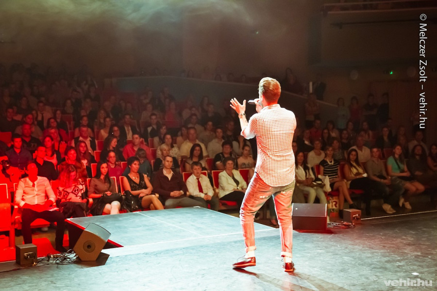 Király Viktor a színpadon