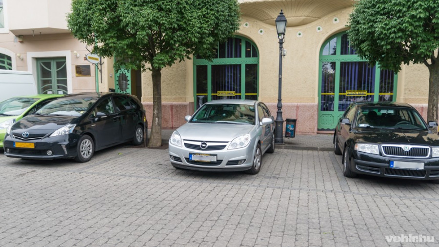 Egyedül két helyet