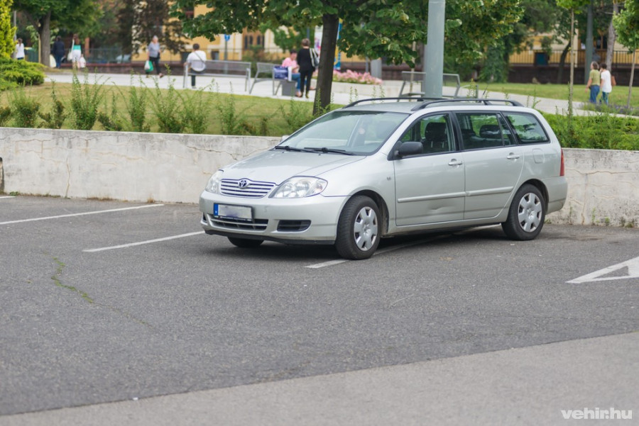 Neki is kellett két hely