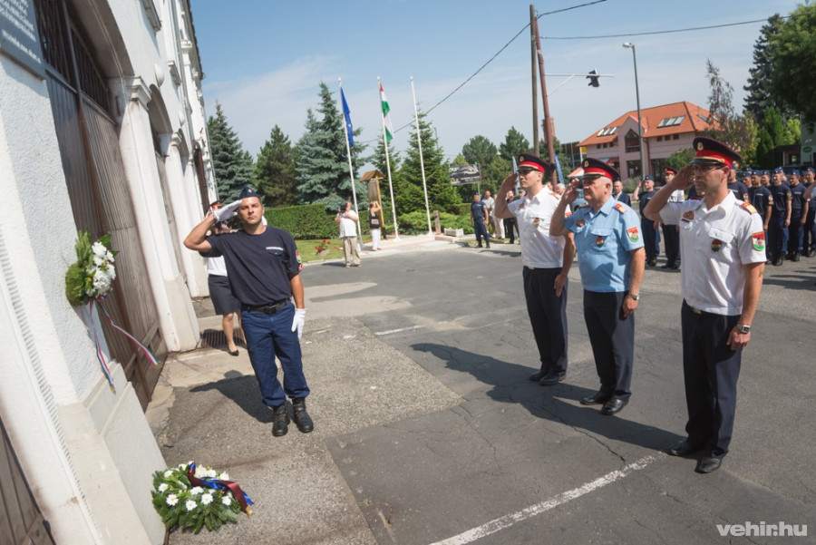 Koszorúzás a parancsnokság névadójának emléktáblája előtt