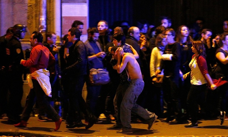 Túlélők a Bataclannál (EPA)