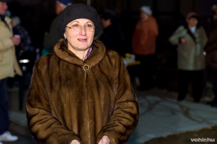 Brányi Mária, háttérben a lakók