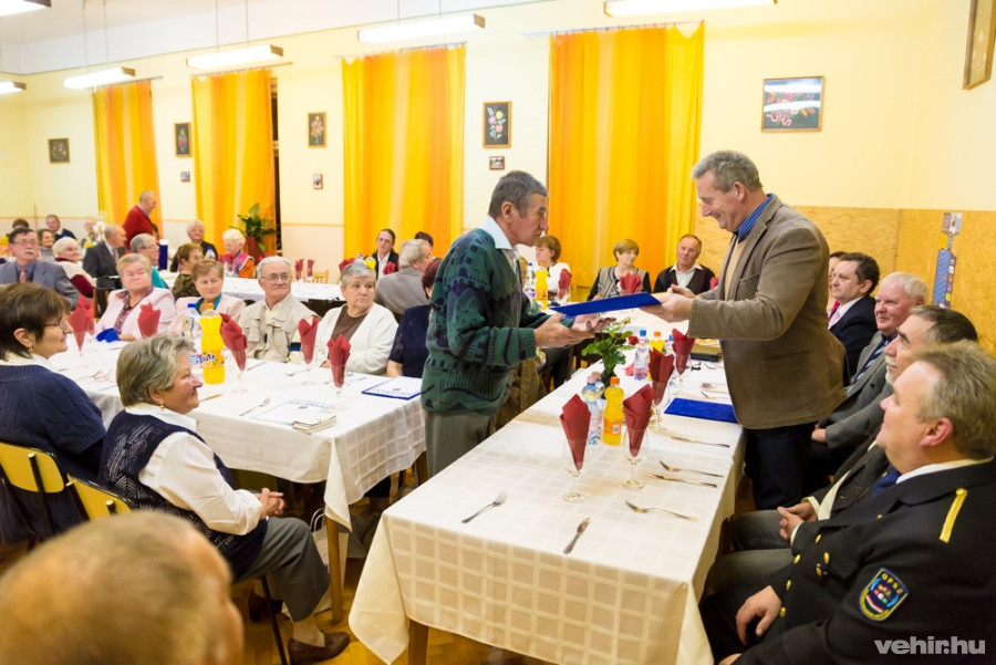 Takács László emléklapok átadása közben