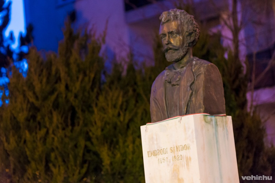 A szobrot 2005-ben építették, közadakozásból