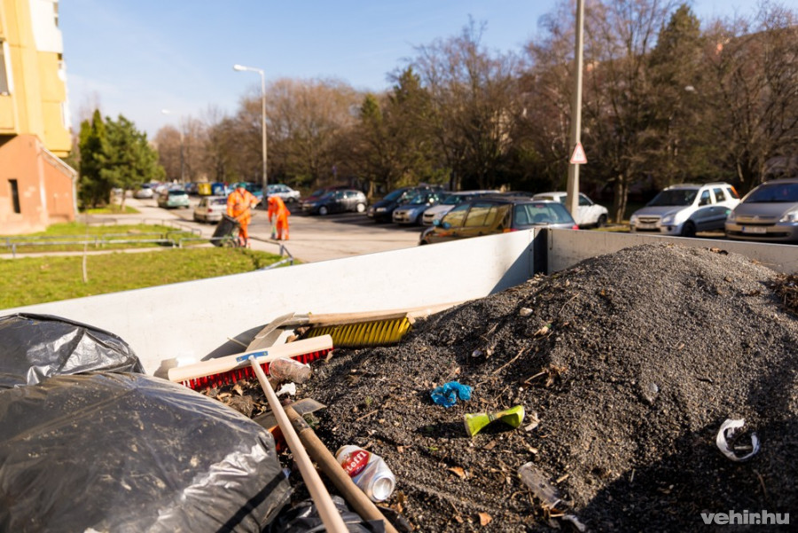 Gyűlik a hulladék.Háttérben még a régi egyenruhások. A hónapban mindenki új öltözetet kap.