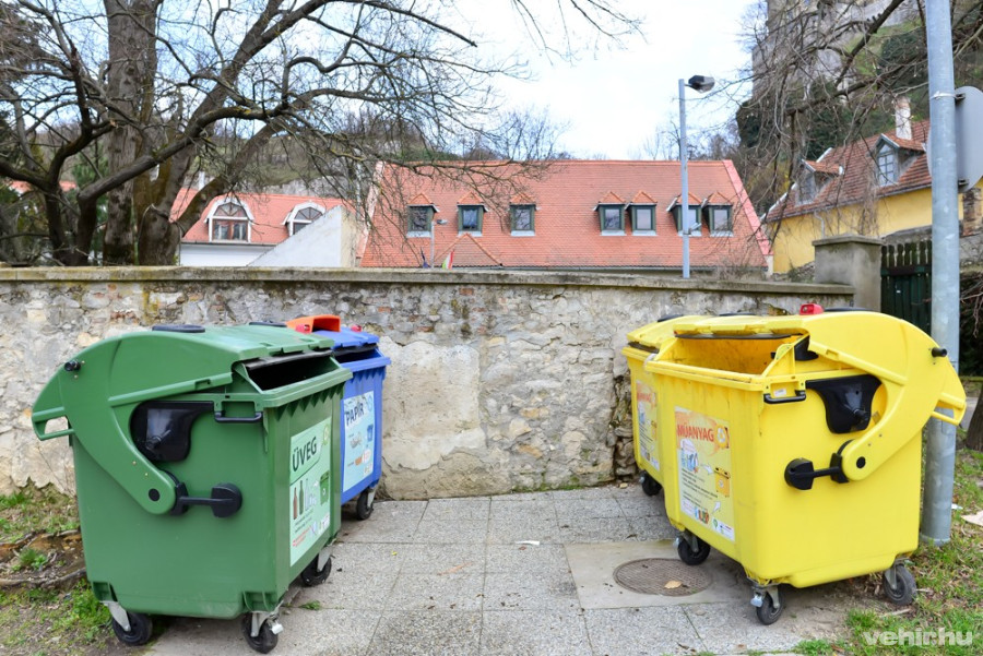 Az új kuka a helyszínen