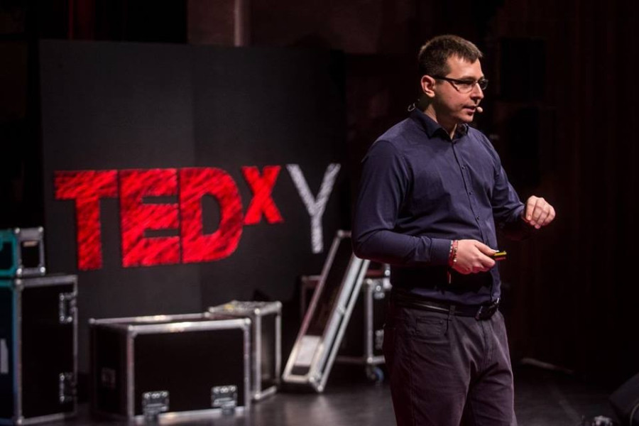 Az előadásában példákon keresztül igazolta, hogy a megoldás mindig dobozon belül van, és ha nem találod a sajátodban, akkor nézz bele máséba | Marjai János fotója