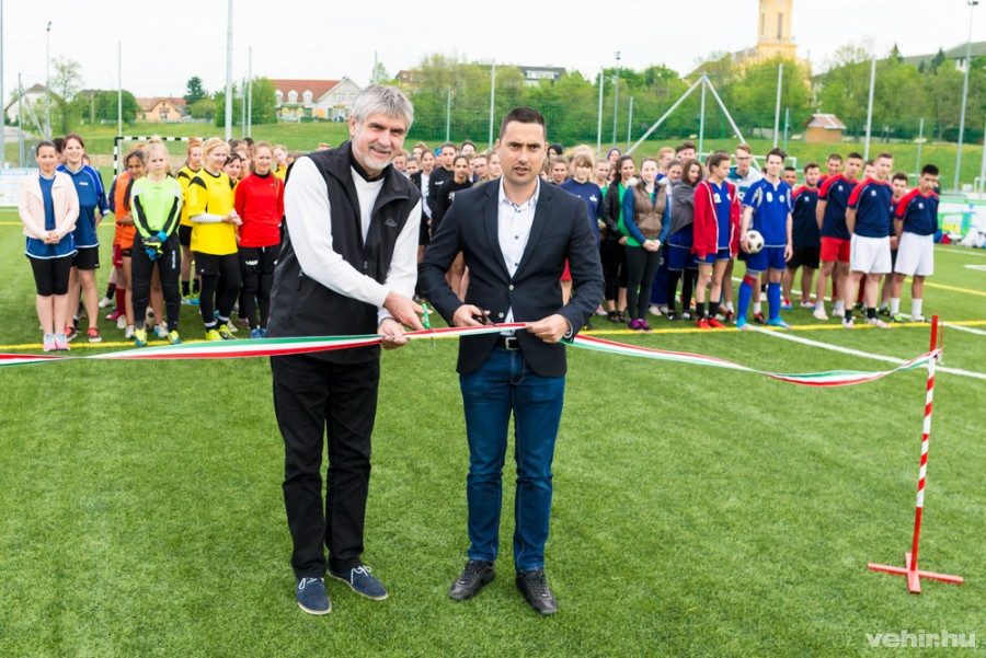 csík ferenc és ovádi péter a szalagátvágáskor