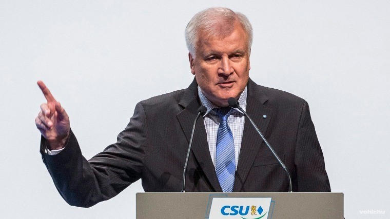 Horst Seehofer bajor tartományi miniszterelnök, a bajor Keresztényszociális Unió (CSU) elnöke. (MTI/EPA/Marc Müller)