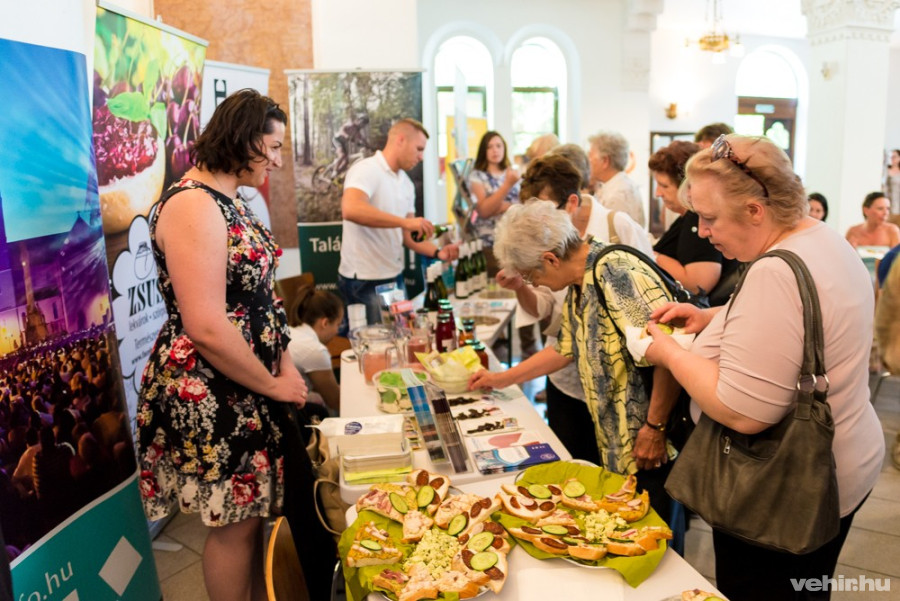 Nagy a nyüzsgés a veszprémi standnál