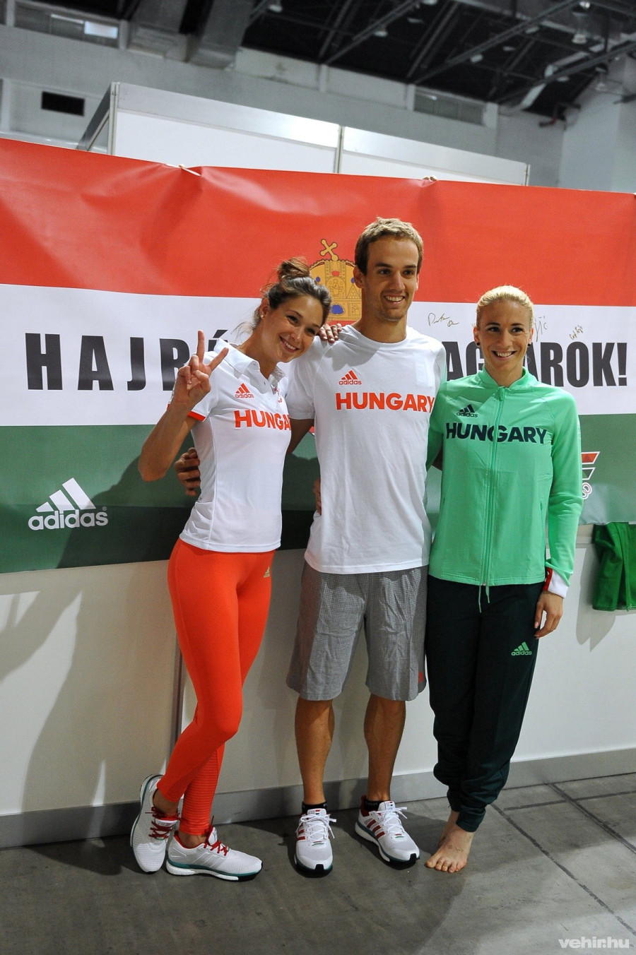 Földházi Zsófia, Demeter Bence és Kovács Sarolta (b-j), a riói olimpián résztvevő öttusázók fényképezkednek a formaruhák átvétele után a Syma Rendezvényközpontban 2016. július 2-án. MTI Fotó: Kovács Attila