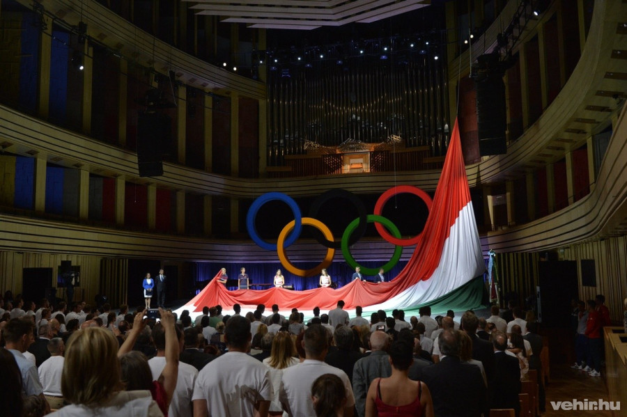 Hatalmas nemzetiszínű zászlót feszítenek ki a riói nyári olimpián résztvevő magyar sportolók ünnepélyes fogadalomtételén a Művészetek Palotájában 2016. július 7-én. MTI Fotó: Máthé Zoltán