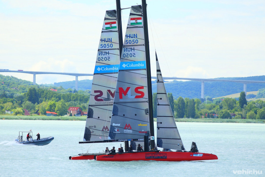 A Fifty-Fifty nevű kétárbocos magyar építésű katamarán legénysége Józsa Márton kormányos vezetésével a 48. Kékszalag Erste World Nagydíj tókerülő vitorlásversenyen Tihanynál 2016. július 14-én. MTI Fotó: Szántó Áron