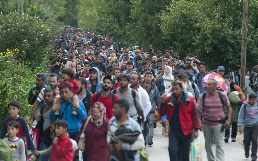 A Röszkéről vonattal érkezett illegális bevándorlók gyalogolnak Hegyeshalom utcáján márciusban.